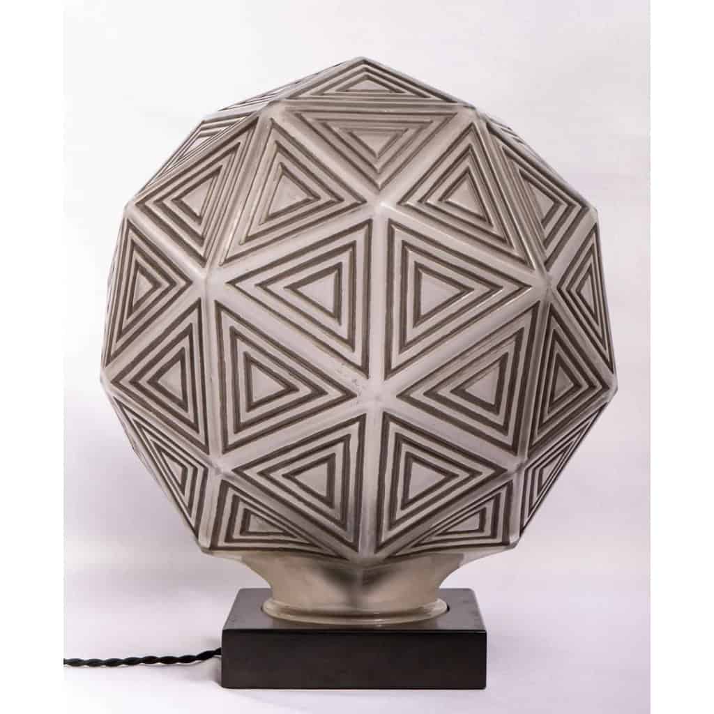Lampe de Table « Nanking » verre blanc patiné gris sur socle bois de René LALIQUE | Biron ||||||||