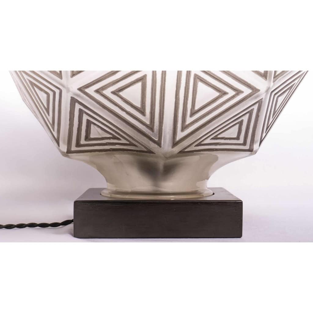 Lampe de Table « Nanking » verre blanc patiné gris sur socle bois de René LALIQUE | Biron Lampe de Table "Nanking" verre blanc patiné gris sur socle bois de René LALIQUE