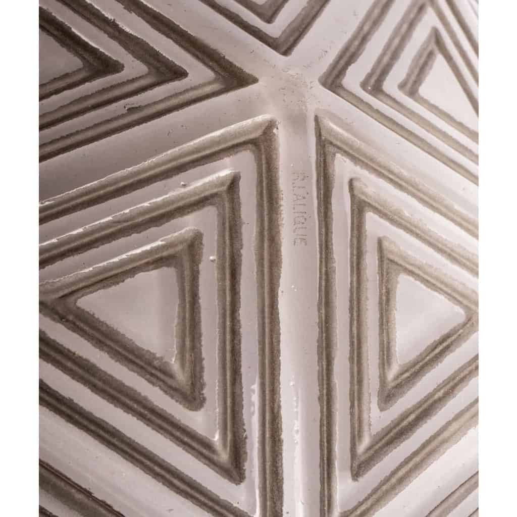 Lampe de Table « Nanking » verre blanc patiné gris sur socle bois de René LALIQUE | Biron Lampe de Table "Nanking" verre blanc patiné gris sur socle bois de René LALIQUE