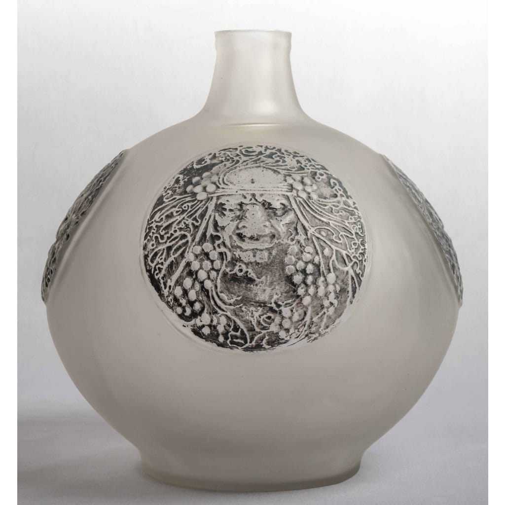 Vase « Quatre Masques » verre blanc patiné gris de René LALIQUE | Biron Vase "Quatre Masques" verre blanc patiné gris de René LALIQUE