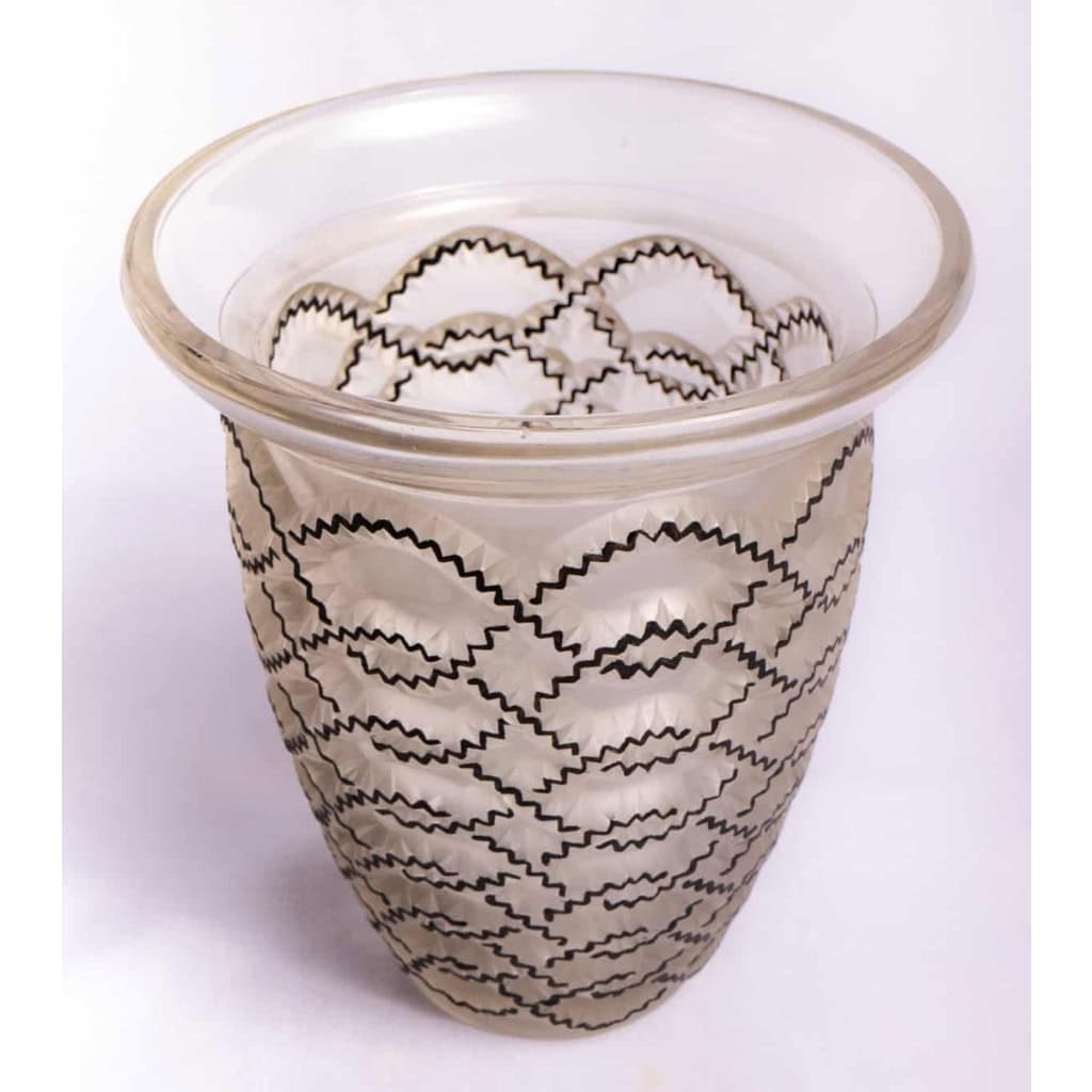 Vase "Guirlandes" verre blanc émaillé noir de René LALIQUE