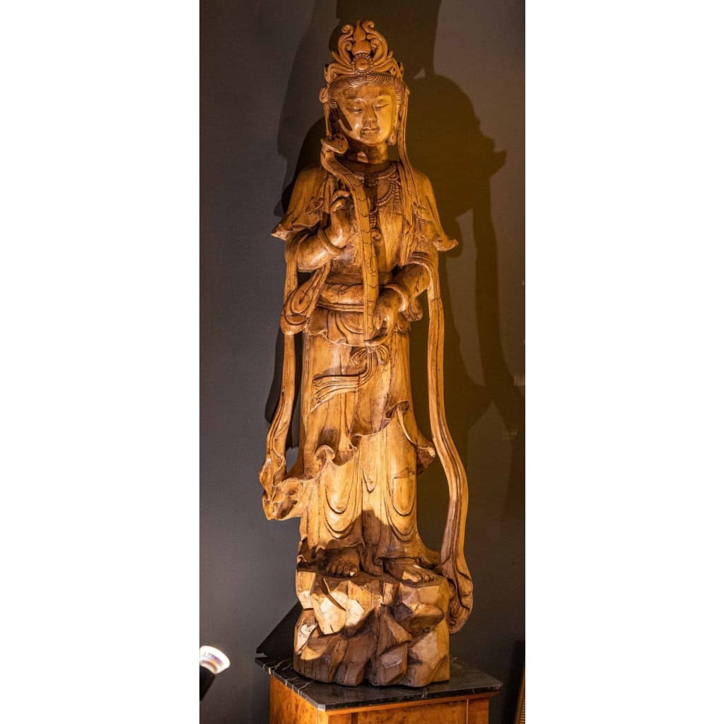 Sculpture chinoise représentant une divinité tenant un scèptre à la main, XIXème | Biron ||||