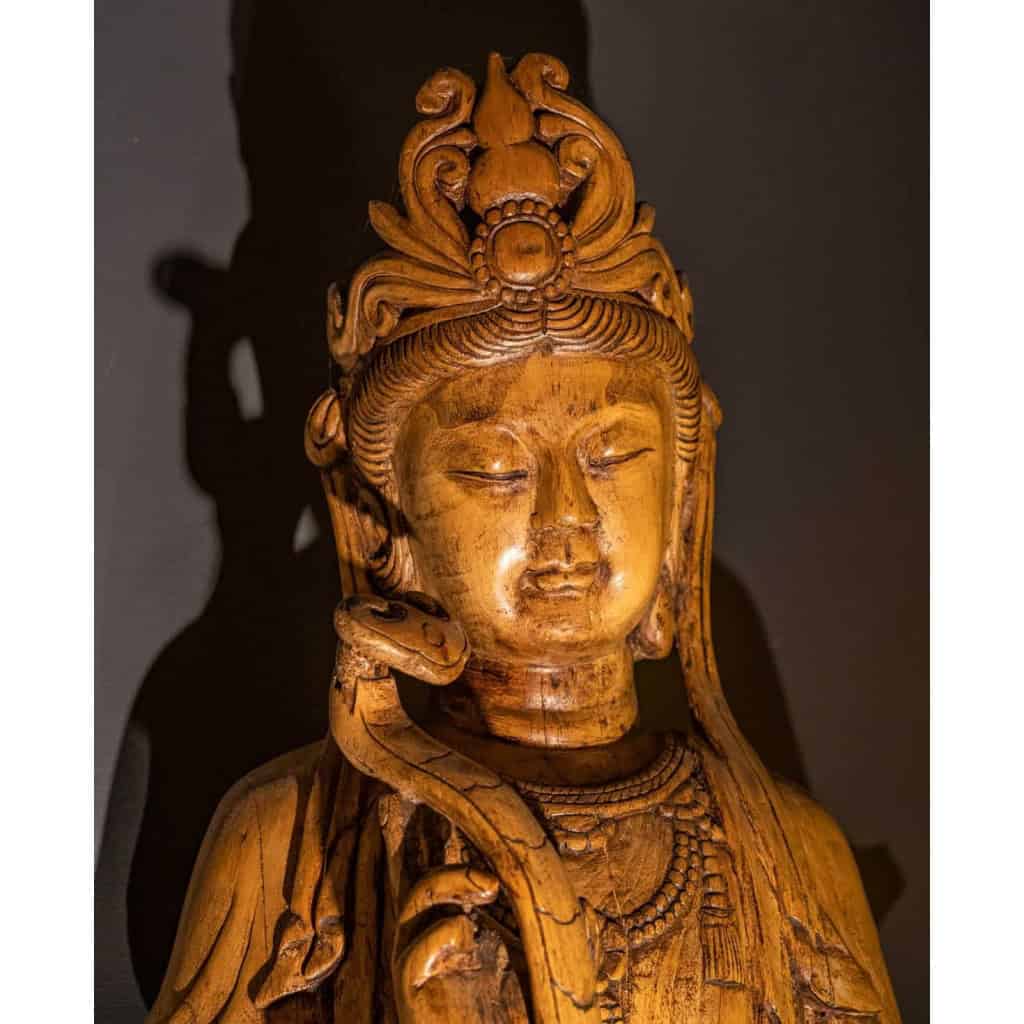 Sculpture chinoise représentant une divinité tenant un scèptre à la main, XIXème | Biron Sculpture chinoise représentant une divinité tenant un scèptre à la main, XIXème