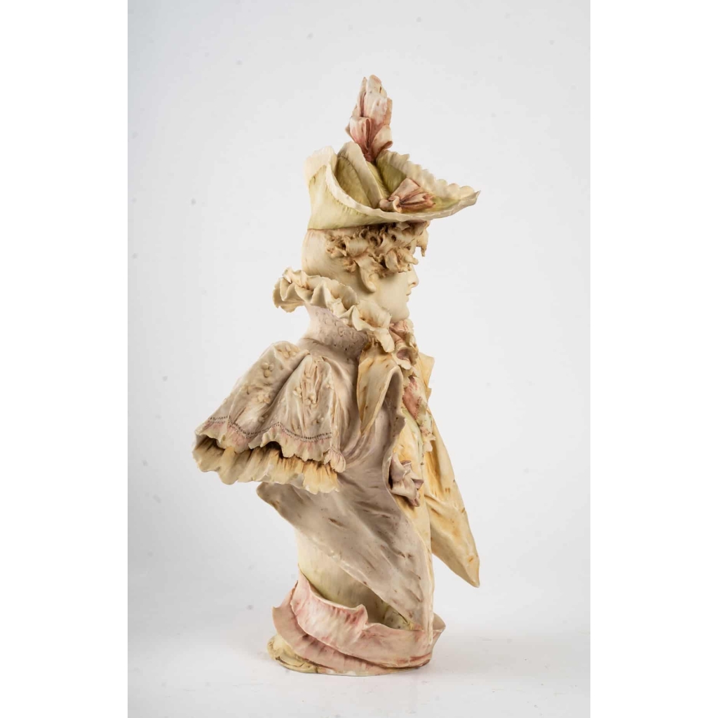 Buste d’une femme élégante à chapeau, fin XIXème | Biron Buste d'une femme élégante à chapeau, fin XIXème