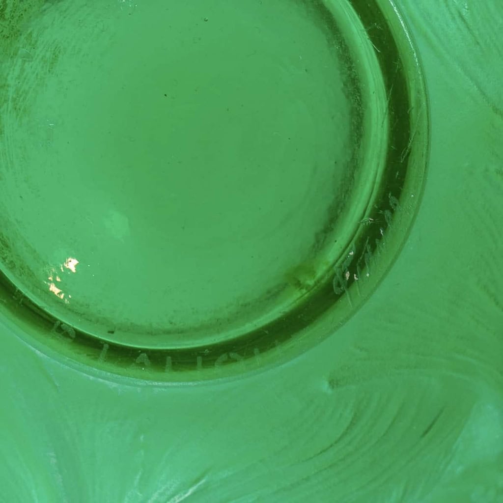Vase « Formose » verre vert émeraude patiné blanc de René LALIQUE | Biron Vase "Formose" verre vert émeraude patiné blanc de René LALIQUE