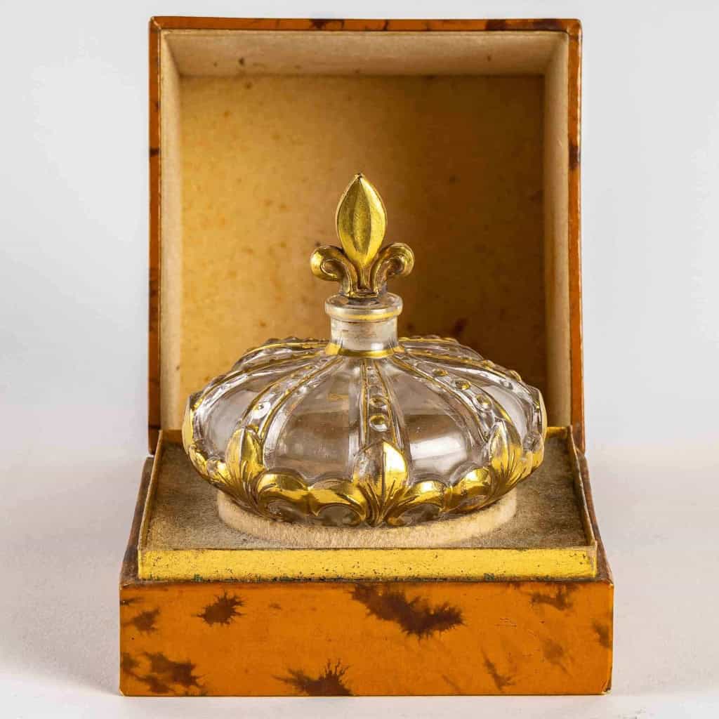Flacon Couronne « Le Roy le Veult » verre blanc émaillé doré de Marcel GUERLAIN | Biron Flacon Couronne "Le Roy le Veult" verre blanc émaillé doré de Marcel GUERLAIN