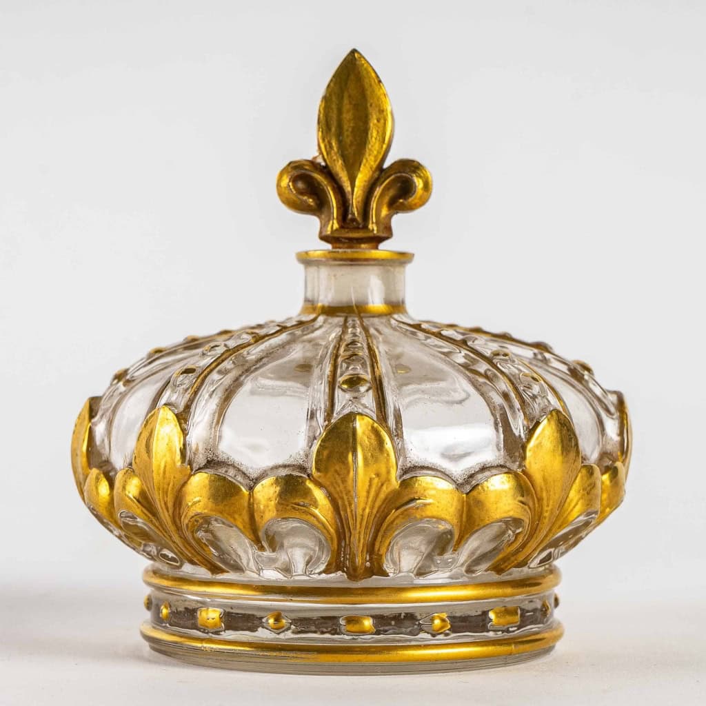 Flacon Couronne « Le Roy le Veult » verre blanc émaillé doré de Marcel GUERLAIN | Biron Flacon Couronne "Le Roy le Veult" verre blanc émaillé doré de Marcel GUERLAIN