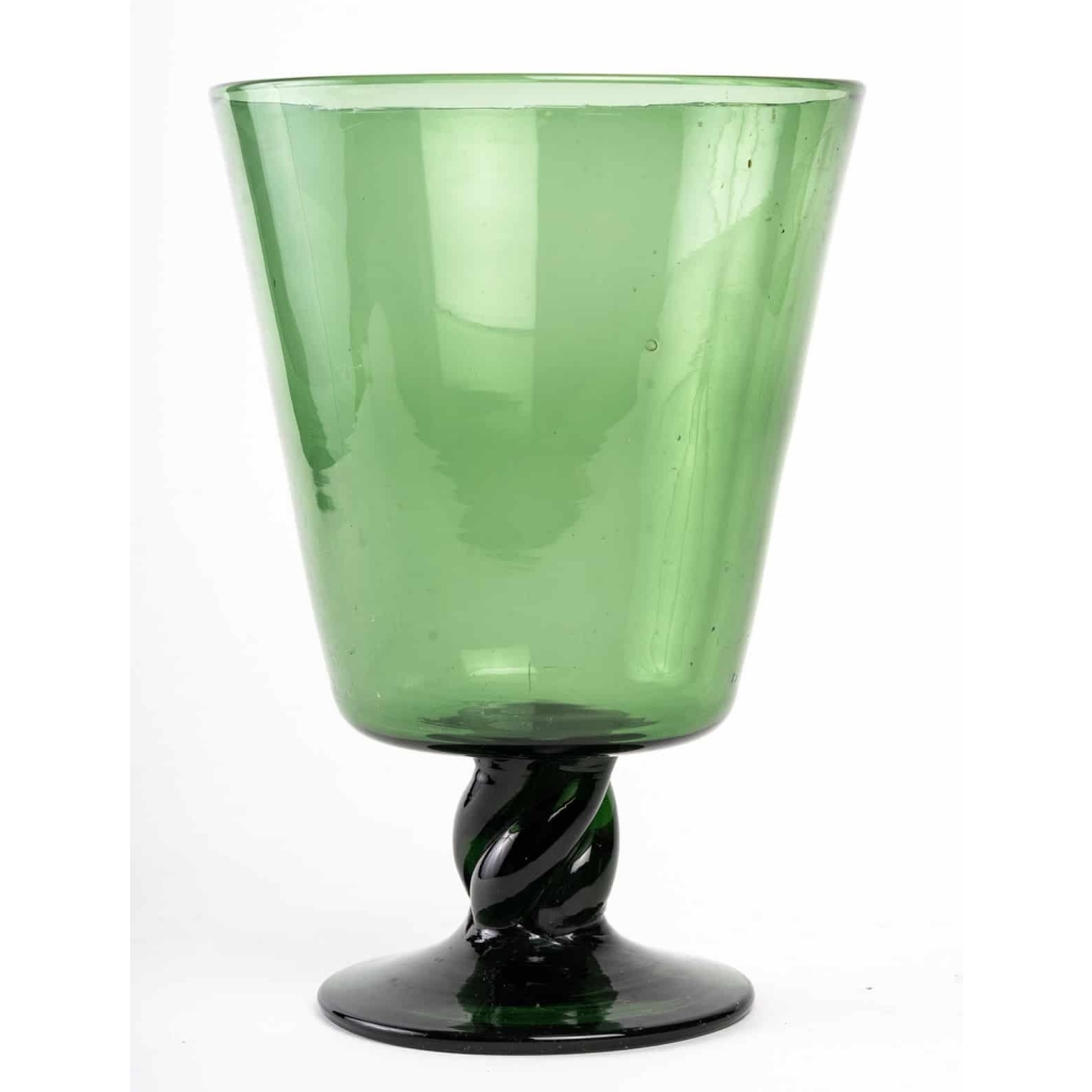 Vase en Cristal de couleur vert, XXème siècle . | Biron |||||||