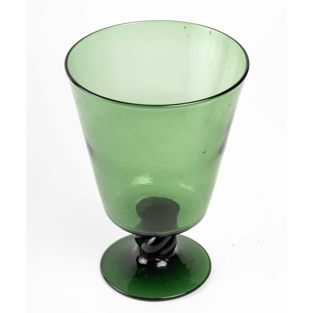 Vase en Cristal de couleur vert, XXème siècle . | Biron Vase en Cristal de couleur vert, XXème siècle .