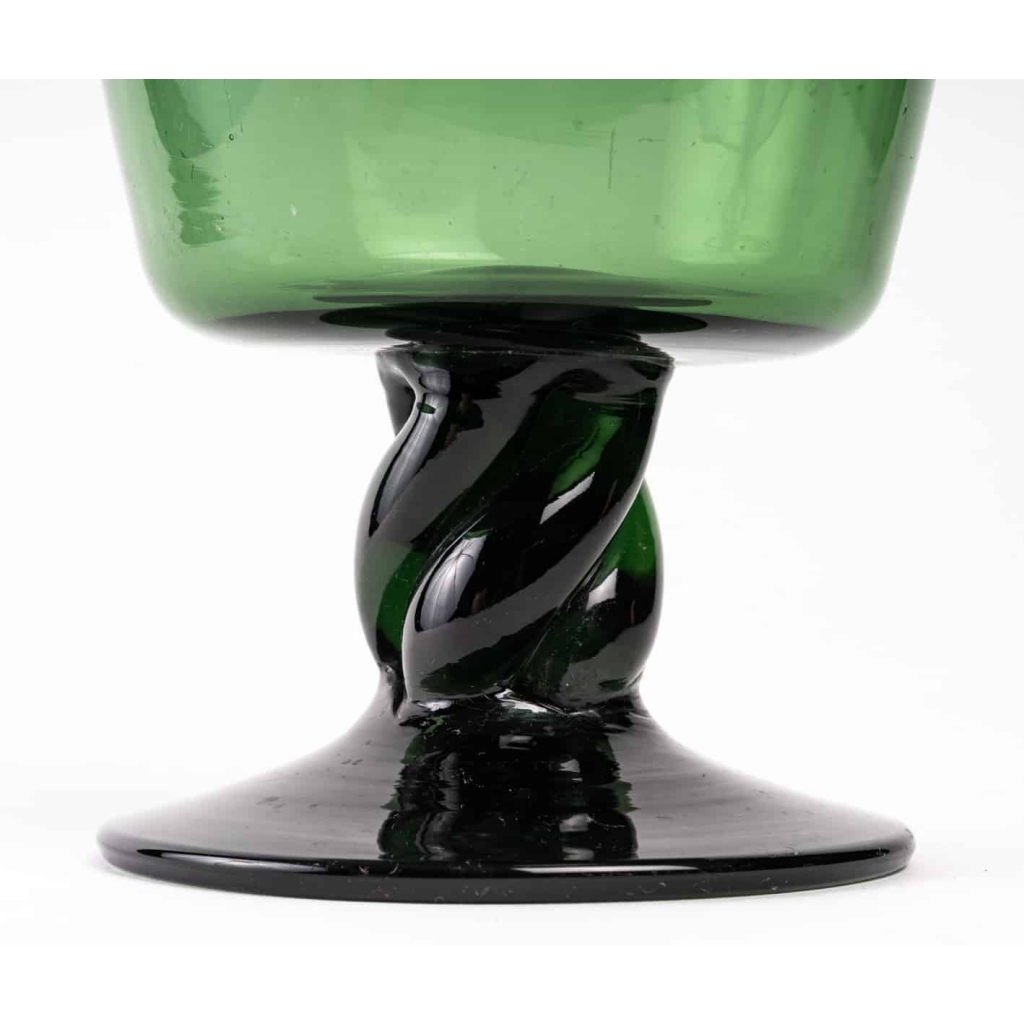 Vase en Cristal de couleur vert, XXème siècle . | Biron Vase en Cristal de couleur vert, XXème siècle .