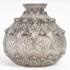 Vase « Fougères » verre blanc patiné gris de René LALIQUE | Biron Vase "Fougères" verre blanc patiné gris de René LALIQUE