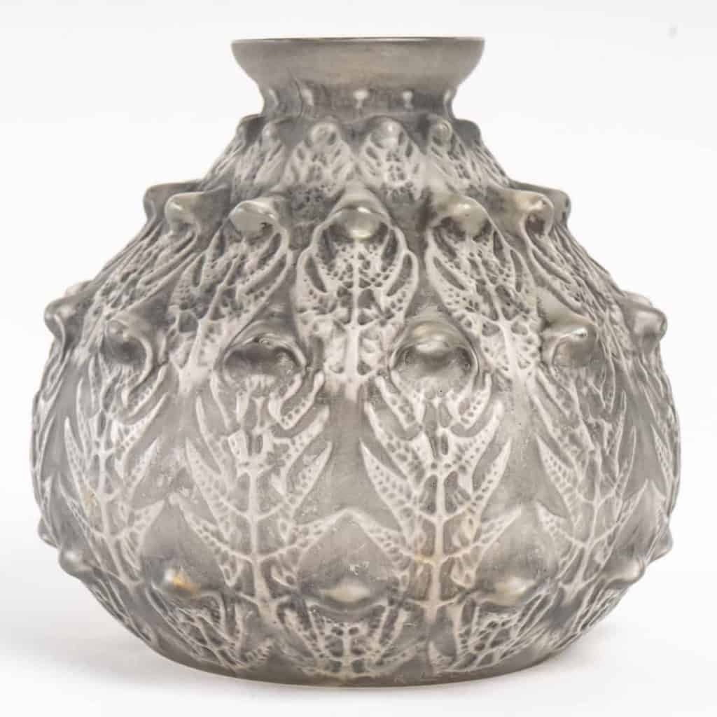 Vase « Fougères » verre blanc patiné gris de René LALIQUE | Biron Vase "Fougères" verre blanc patiné gris de René LALIQUE