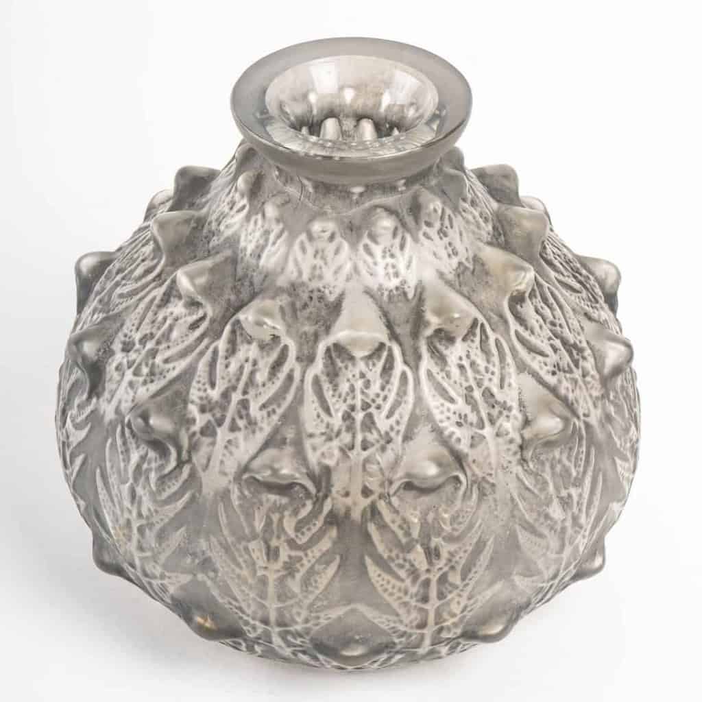 Vase « Fougères » verre blanc patiné gris de René LALIQUE | Biron Vase "Fougères" verre blanc patiné gris de René LALIQUE
