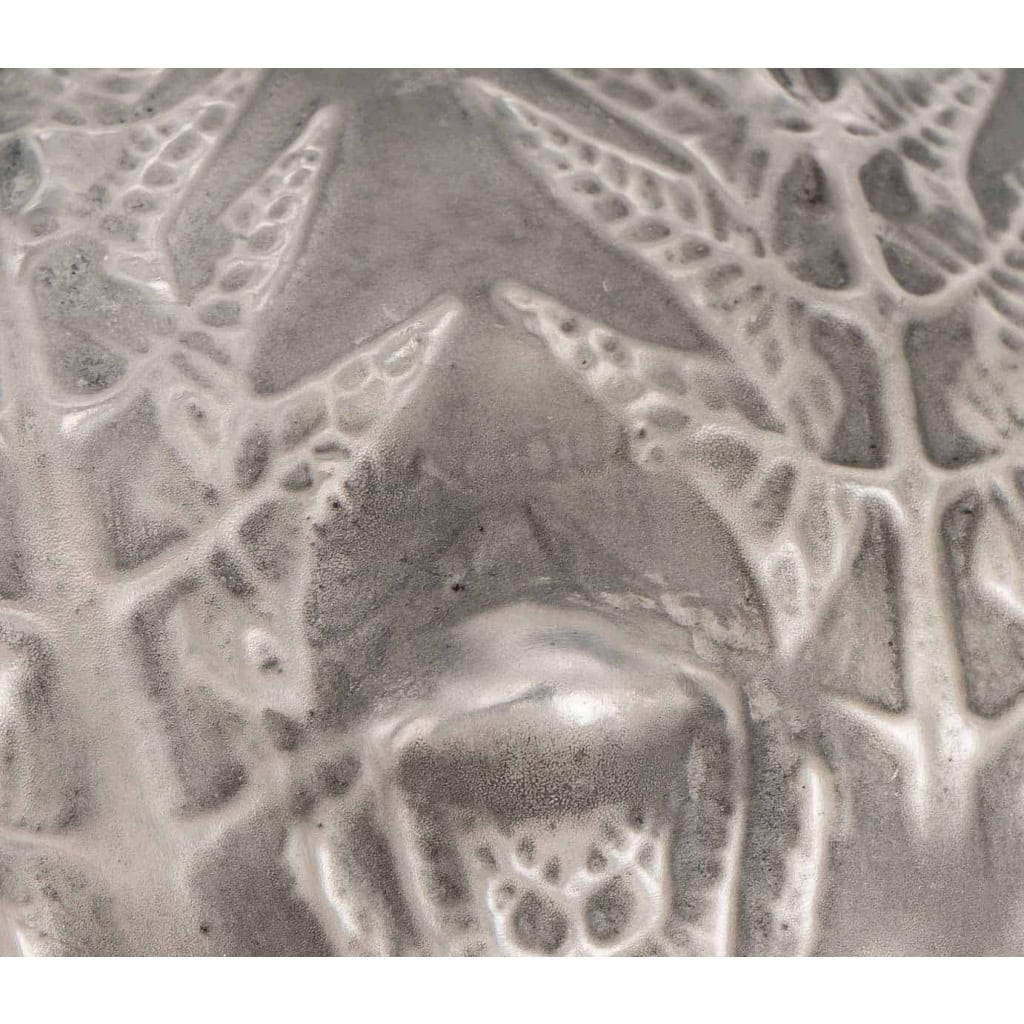 Vase « Fougères » verre blanc patiné gris de René LALIQUE | Biron Vase "Fougères" verre blanc patiné gris de René LALIQUE