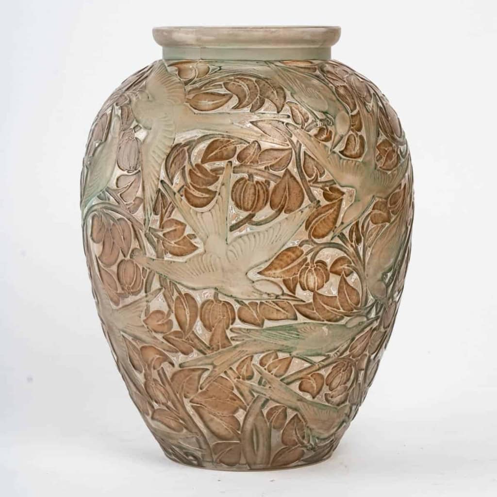 Vase « Martin Pêcheurs » verre blanc patiné vert et sépia de René LALIQUE | Biron Vase "Martin Pêcheurs" verre blanc patiné vert et sépia de René LALIQUE