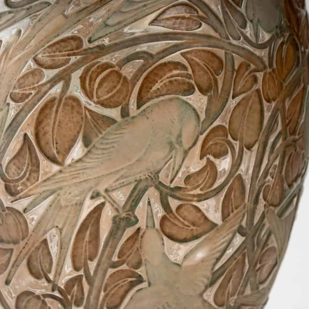 Vase « Martin Pêcheurs » verre blanc patiné vert et sépia de René LALIQUE | Biron Vase "Martin Pêcheurs" verre blanc patiné vert et sépia de René LALIQUE