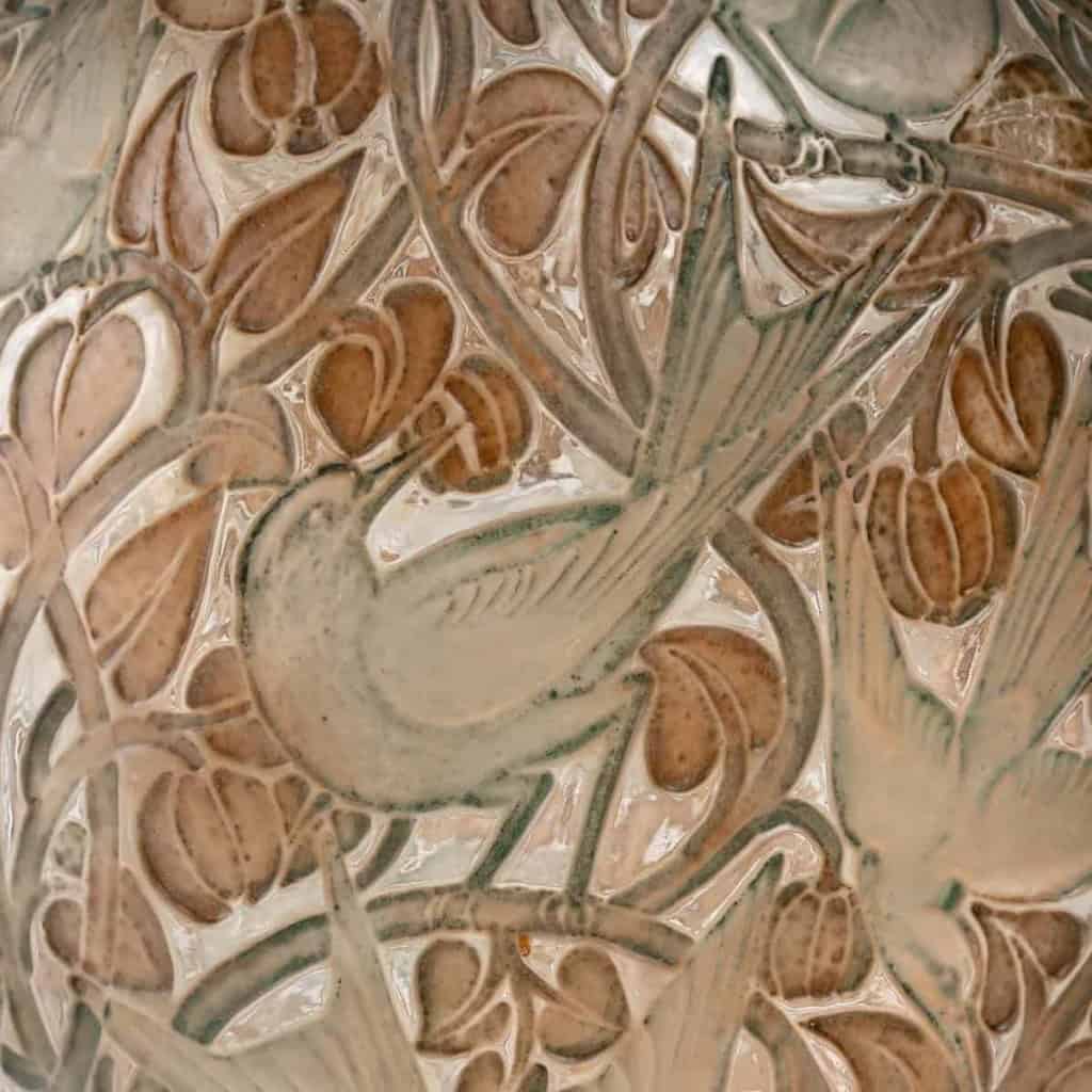 Vase « Martin Pêcheurs » verre blanc patiné vert et sépia de René LALIQUE | Biron Vase "Martin Pêcheurs" verre blanc patiné vert et sépia de René LALIQUE