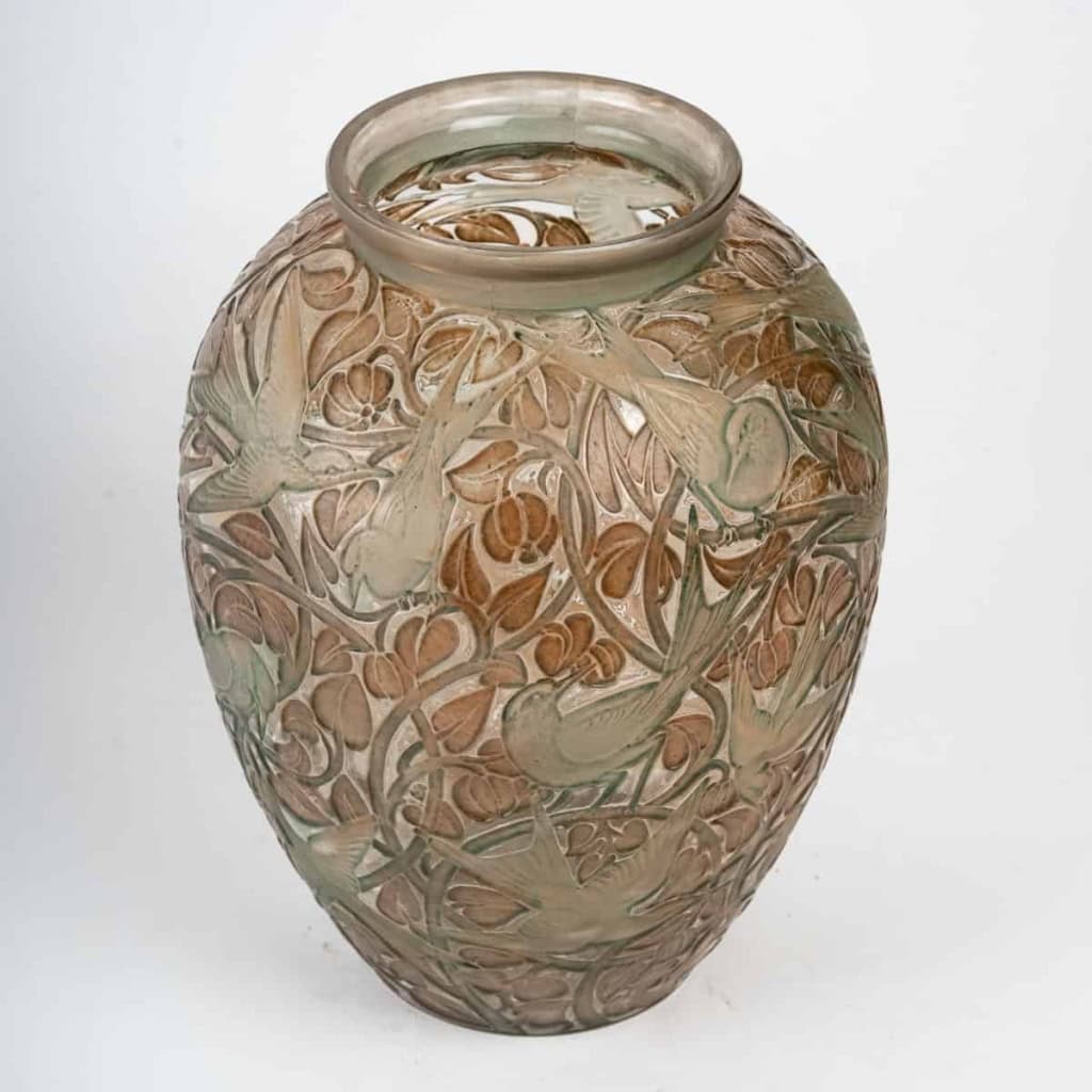 Vase « Martin Pêcheurs » verre blanc patiné vert et sépia de René LALIQUE | Biron Vase "Martin Pêcheurs" verre blanc patiné vert et sépia de René LALIQUE