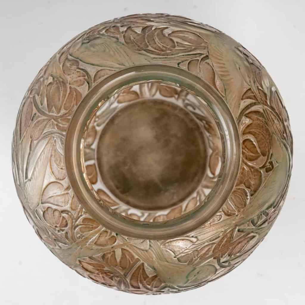 Vase « Martin Pêcheurs » verre blanc patiné vert et sépia de René LALIQUE | Biron Vase "Martin Pêcheurs" verre blanc patiné vert et sépia de René LALIQUE