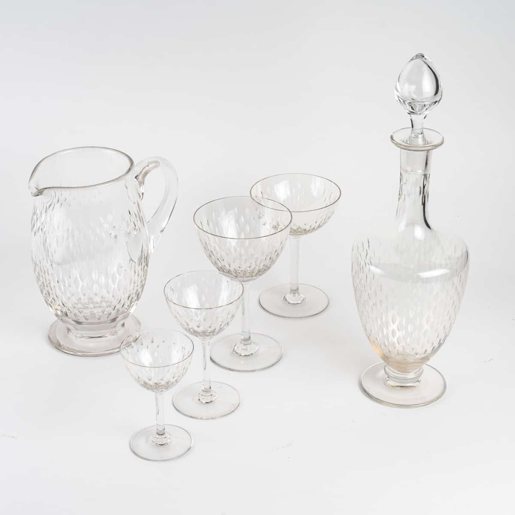 Service « Paris » cristal blanc taillé – 42 Pièces (40 Verres + 1 Carafe + 1 Pichet) de BACCARAT | Biron Service "Paris" cristal blanc taillé - 42 Pièces (40 Verres + 1 Carafe + 1 Pichet) de BACCARAT