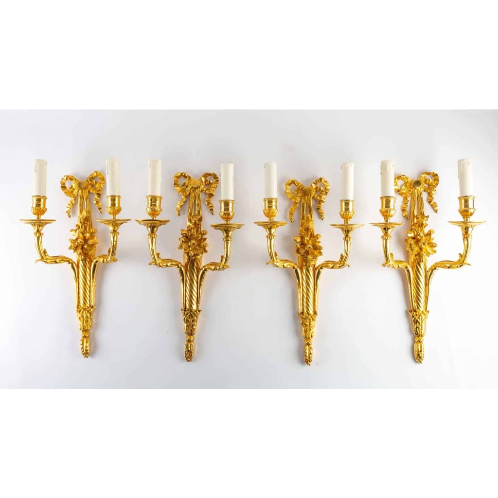 Suite de quatre appliques de style Louis XVI. | Biron |||||||