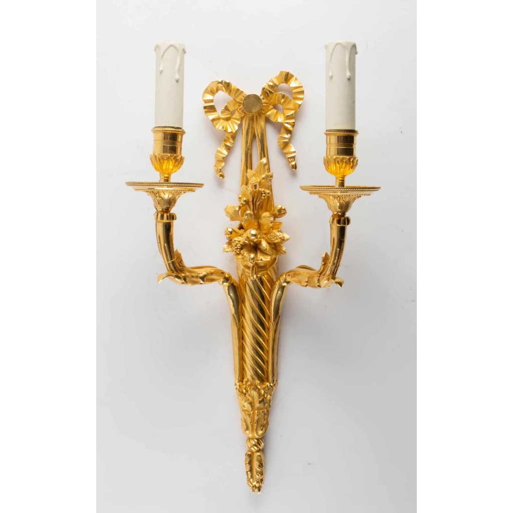 Suite de quatre appliques de style Louis XVI. | Biron Suite de quatre appliques de style Louis XVI.