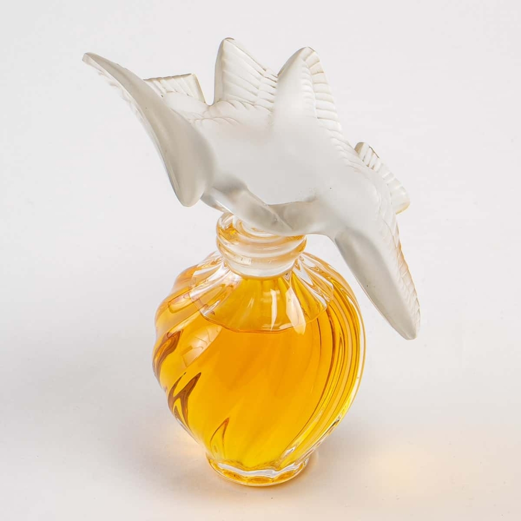 Flacon Géant « L’Air du Temps » cristal blanc avec parfum d’origine de Marc LALIQUE pour Nina RICCI | Biron Flacon Géant "L'Air du Temps" cristal blanc avec parfum d'origine de Marc LALIQUE pour Nina RICCI