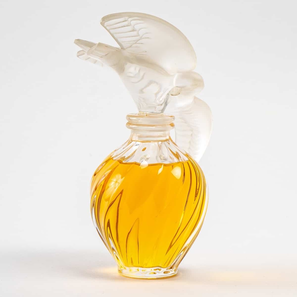 Flacon Géant « L’Air du Temps » cristal blanc avec parfum d’origine de Marc LALIQUE pour Nina RICCI | Biron Flacon Géant "L'Air du Temps" cristal blanc avec parfum d'origine de Marc LALIQUE pour Nina RICCI