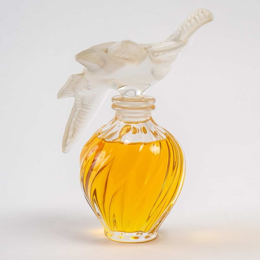 Flacon Géant « L’Air du Temps » cristal blanc avec parfum d’origine de Marc LALIQUE pour Nina RICCI | Biron Flacon Géant "L'Air du Temps" cristal blanc avec parfum d'origine de Marc LALIQUE pour Nina RICCI
