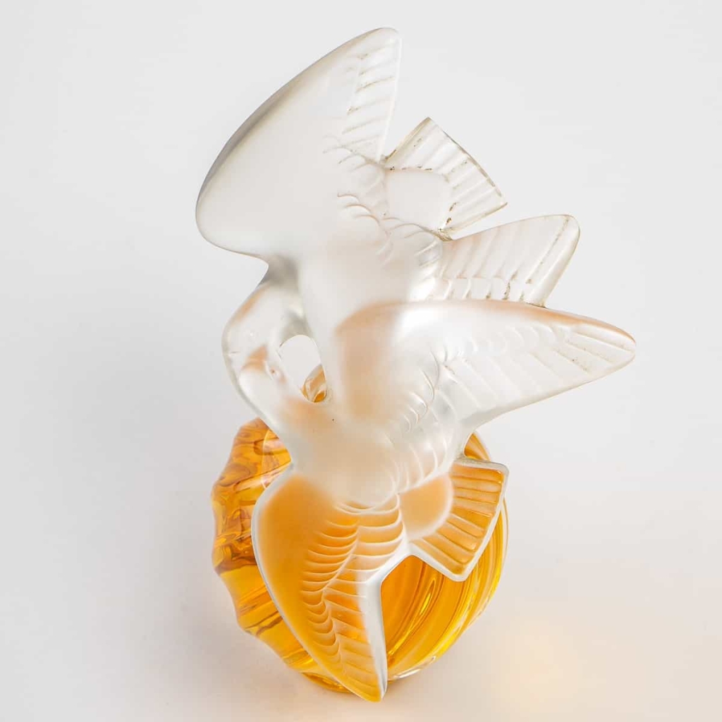 Flacon Géant « L’Air du Temps » cristal blanc avec parfum d’origine de Marc LALIQUE pour Nina RICCI | Biron Flacon Géant "L'Air du Temps" cristal blanc avec parfum d'origine de Marc LALIQUE pour Nina RICCI