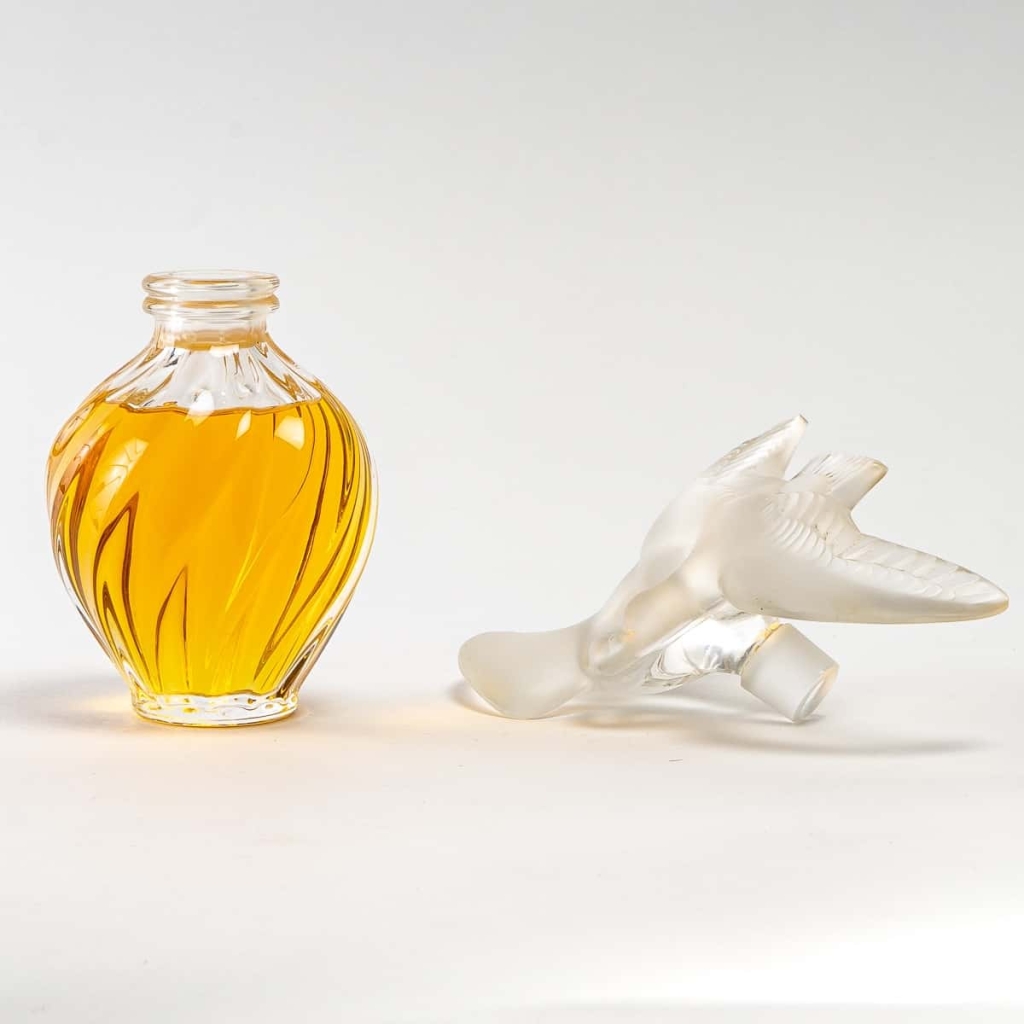 Flacon Géant « L’Air du Temps » cristal blanc avec parfum d’origine de Marc LALIQUE pour Nina RICCI | Biron Flacon Géant "L'Air du Temps" cristal blanc avec parfum d'origine de Marc LALIQUE pour Nina RICCI