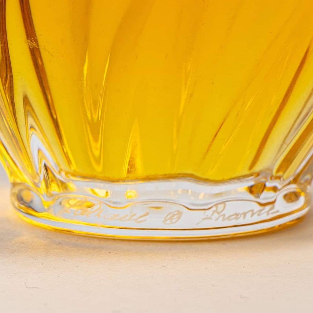 Flacon Géant « L’Air du Temps » cristal blanc avec parfum d’origine de Marc LALIQUE pour Nina RICCI | Biron Flacon Géant "L'Air du Temps" cristal blanc avec parfum d'origine de Marc LALIQUE pour Nina RICCI