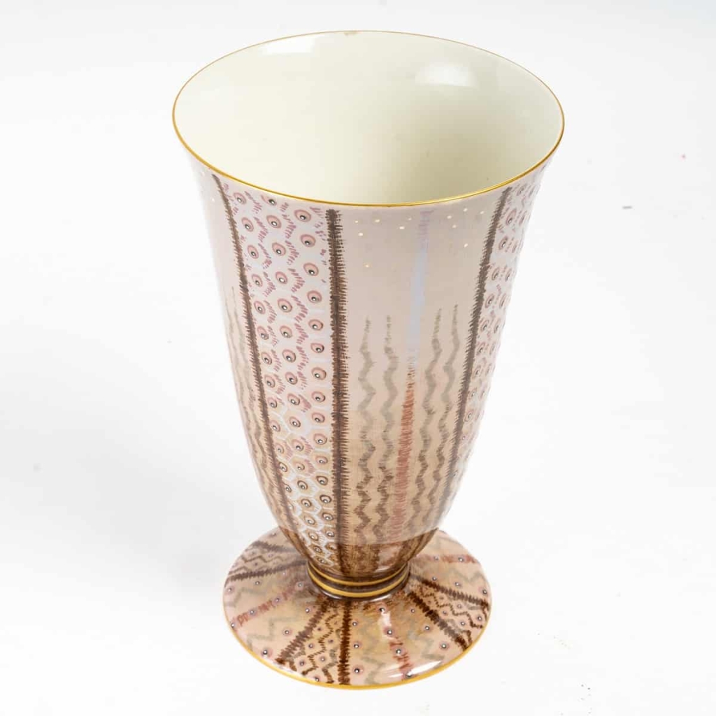 Vase conique porcelaine émaillée de SEVRES décor de Jean LUCE | Biron Vase conique porcelaine émaillée de SEVRES décor de Jean LUCE