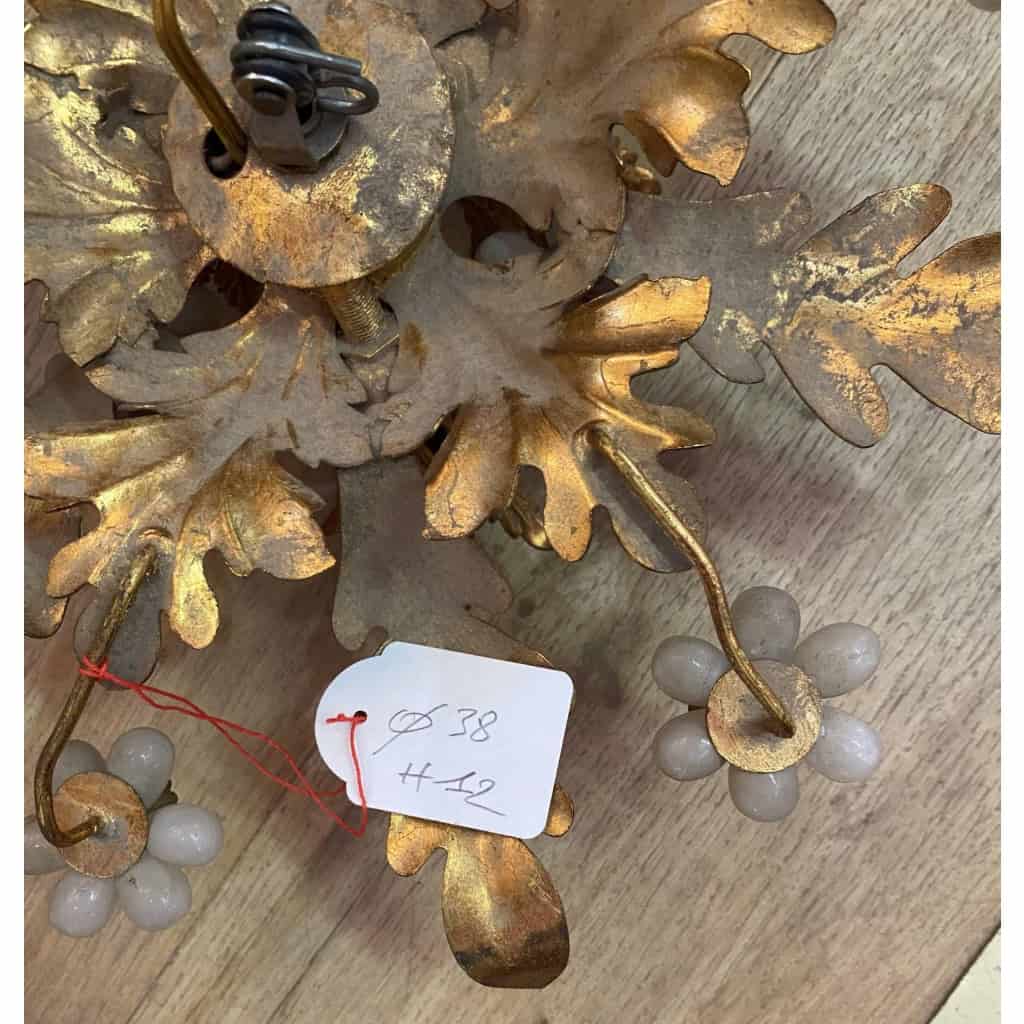 1970′ Plafonnier ou Applique à Décor de Fleurs et Feuilles en Métal Doré Style Maison Baguès Fleurs en Verre Opalescent | Biron 1970′ Plafonnier ou Applique à Décor de Fleurs et Feuilles en Métal Doré Style Maison Baguès Fleurs en Verre Opalescent