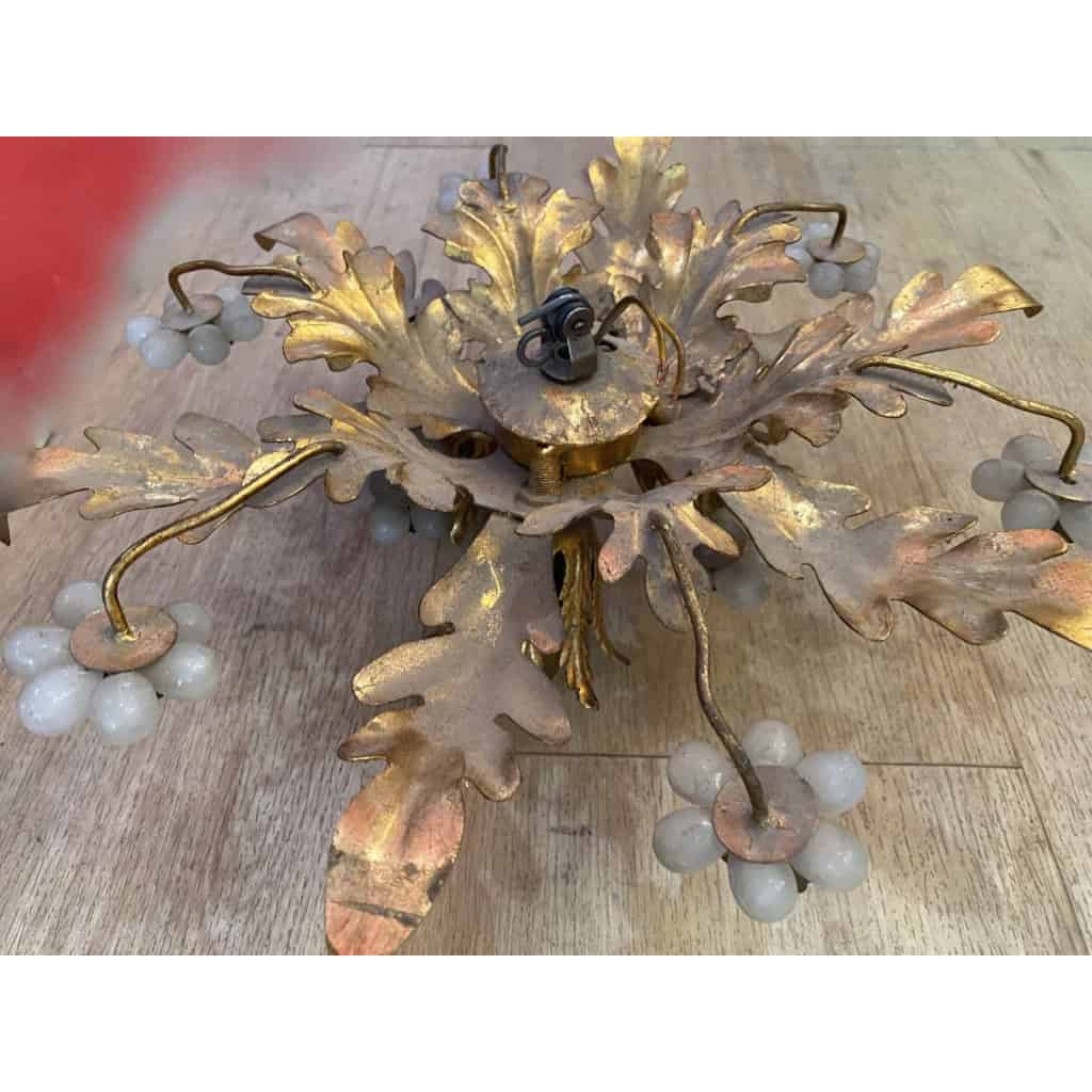 1970′ Plafonnier ou Applique à Décor de Fleurs et Feuilles en Métal Doré Style Maison Baguès Fleurs en Verre Opalescent | Biron 1970′ Plafonnier ou Applique à Décor de Fleurs et Feuilles en Métal Doré Style Maison Baguès Fleurs en Verre Opalescent