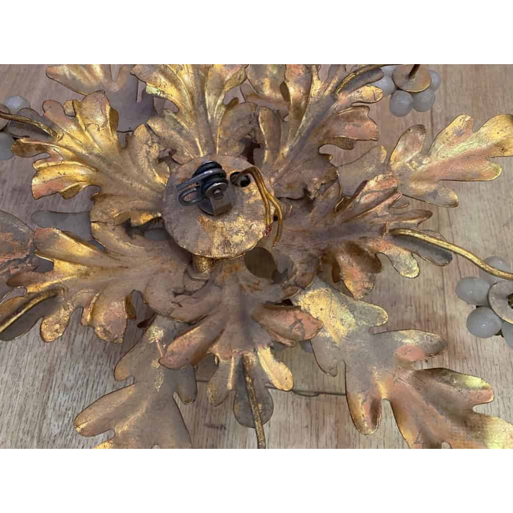 1970′ Plafonnier ou Applique à Décor de Fleurs et Feuilles en Métal Doré Style Maison Baguès Fleurs en Verre Opalescent | Biron 1970′ Plafonnier ou Applique à Décor de Fleurs et Feuilles en Métal Doré Style Maison Baguès Fleurs en Verre Opalescent