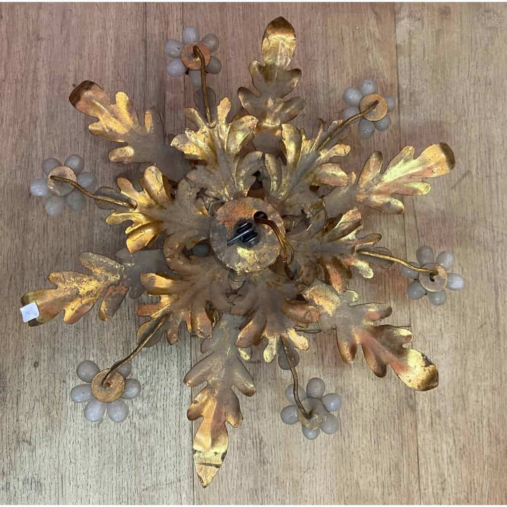 1970′ Plafonnier ou Applique à Décor de Fleurs et Feuilles en Métal Doré Style Maison Baguès Fleurs en Verre Opalescent | Biron 1970′ Plafonnier ou Applique à Décor de Fleurs et Feuilles en Métal Doré Style Maison Baguès Fleurs en Verre Opalescent