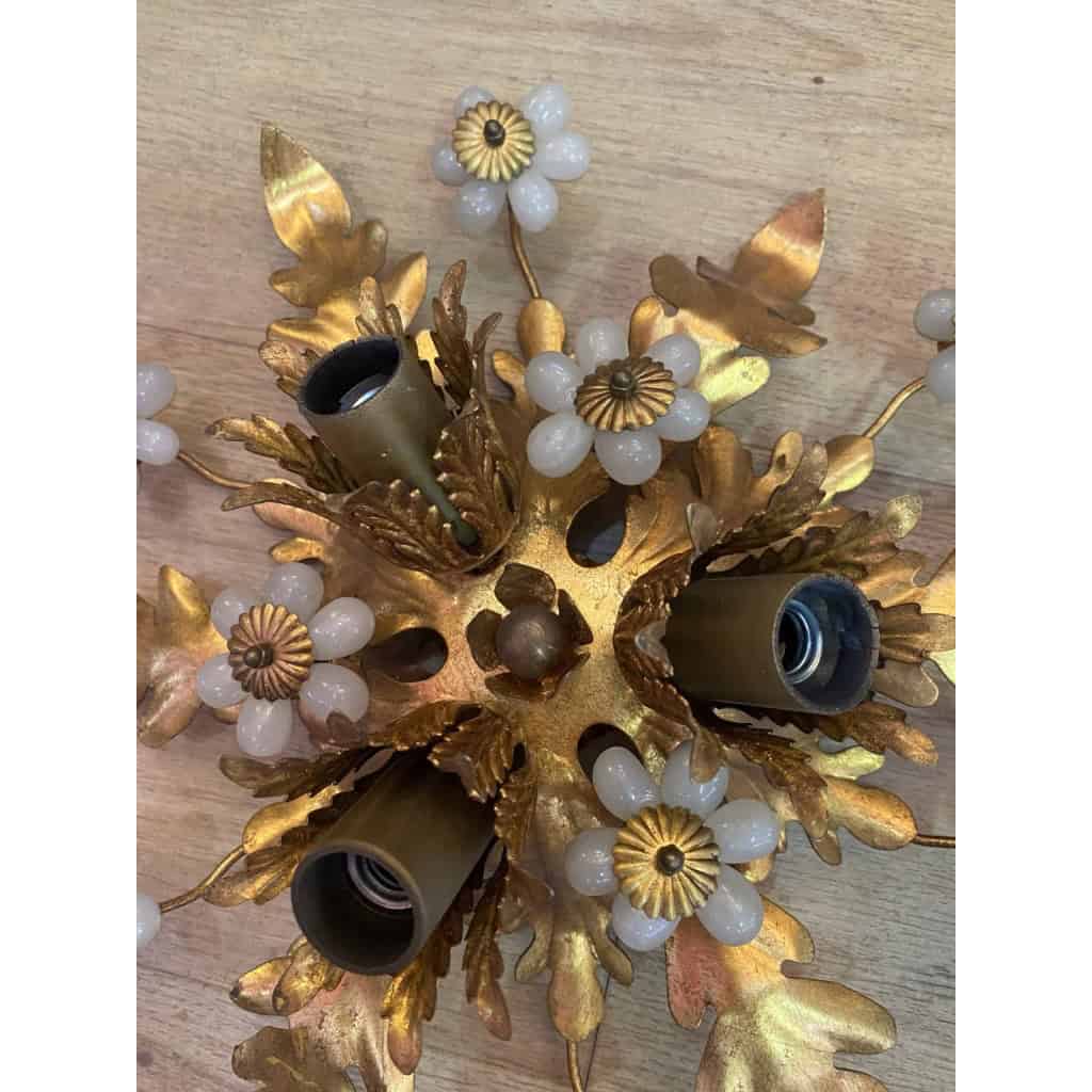 1970′ Plafonnier ou Applique à Décor de Fleurs et Feuilles en Métal Doré Style Maison Baguès Fleurs en Verre Opalescent | Biron 1970′ Plafonnier ou Applique à Décor de Fleurs et Feuilles en Métal Doré Style Maison Baguès Fleurs en Verre Opalescent