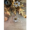 1970′ Plafonnier ou Applique à Décor de Fleurs et Feuilles en Métal Doré Style Maison Baguès Fleurs en Verre Opalescent | Biron 1970′ Plafonnier ou Applique à Décor de Fleurs et Feuilles en Métal Doré Style Maison Baguès Fleurs en Verre Opalescent