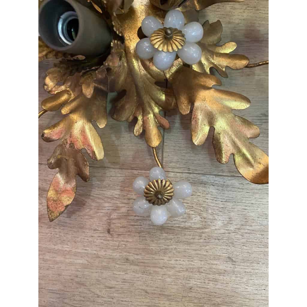1970′ Plafonnier ou Applique à Décor de Fleurs et Feuilles en Métal Doré Style Maison Baguès Fleurs en Verre Opalescent | Biron 1970′ Plafonnier ou Applique à Décor de Fleurs et Feuilles en Métal Doré Style Maison Baguès Fleurs en Verre Opalescent
