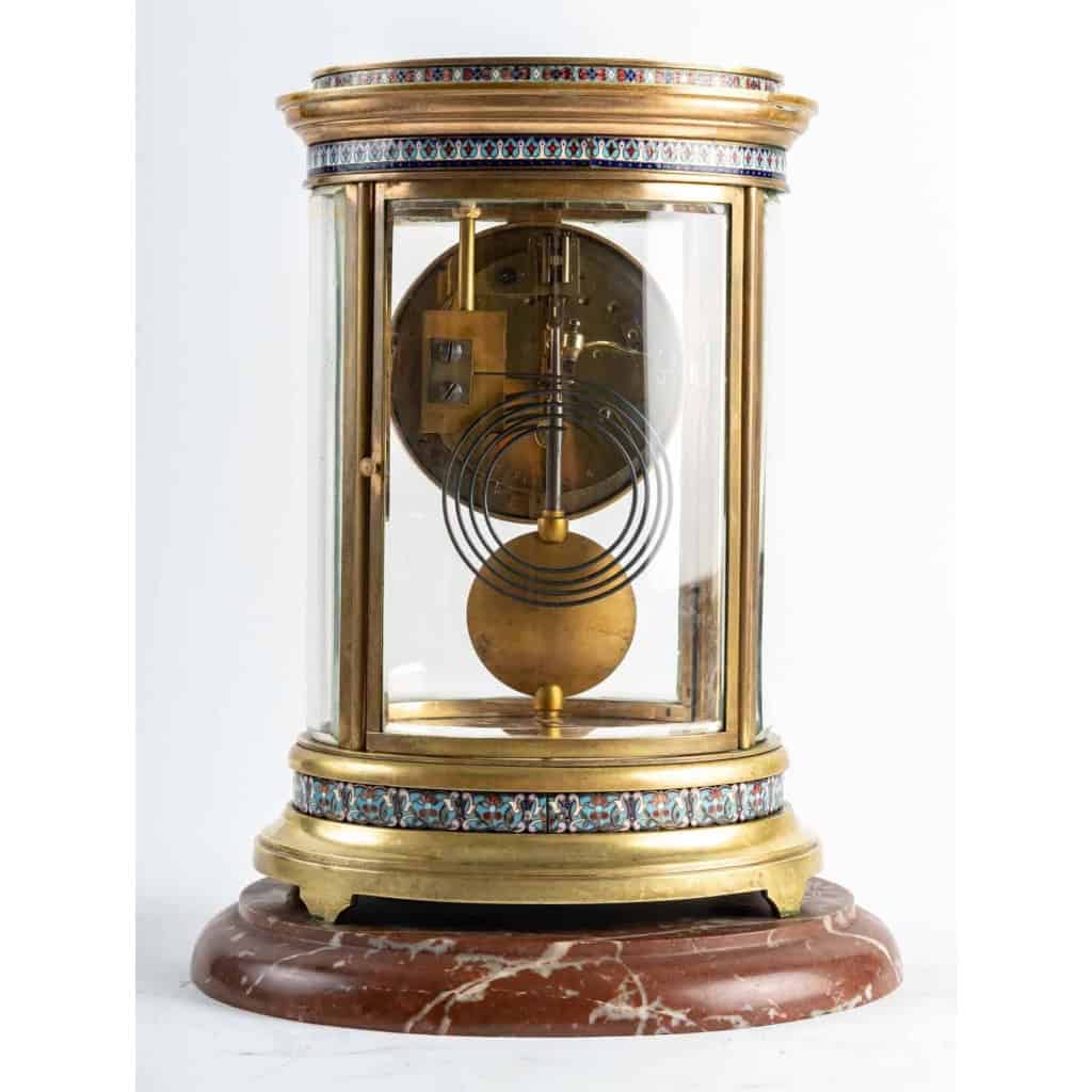 une pendule borne en bronze et email cloisonné | Biron une pendule borne en bronze et email cloisonné