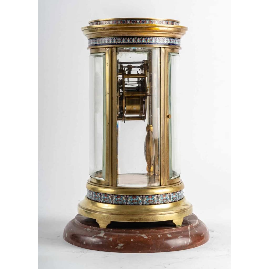 une pendule borne en bronze et email cloisonné | Biron une pendule borne en bronze et email cloisonné