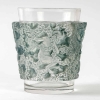 Vase « Bacchus » verre blanc patiné bleu de René LALIQUE | Biron Vase "Bacchus" verre blanc patiné bleu de René LALIQUE