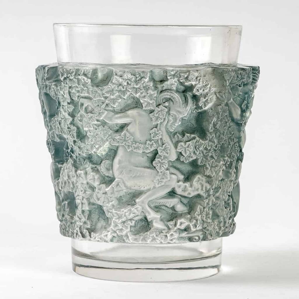 Vase « Bacchus » verre blanc patiné bleu de René LALIQUE | Biron Vase "Bacchus" verre blanc patiné bleu de René LALIQUE