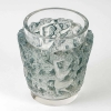 Vase « Bacchus » verre blanc patiné bleu de René LALIQUE | Biron Vase "Bacchus" verre blanc patiné bleu de René LALIQUE