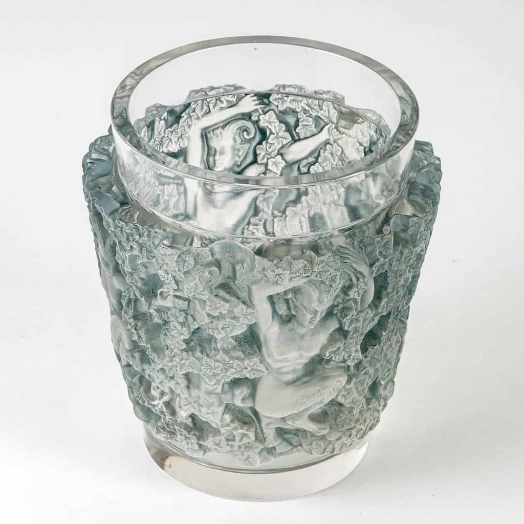 Vase « Bacchus » verre blanc patiné bleu de René LALIQUE | Biron Vase "Bacchus" verre blanc patiné bleu de René LALIQUE