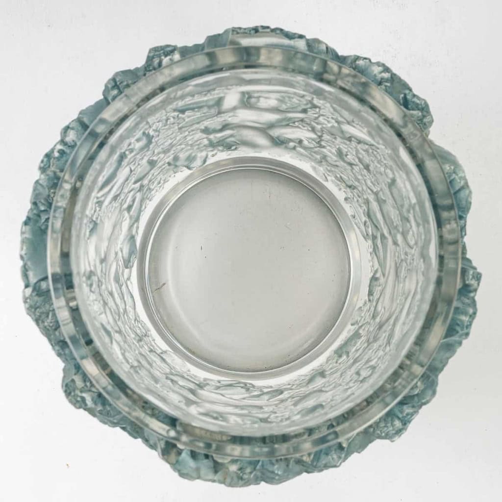 Vase « Bacchus » verre blanc patiné bleu de René LALIQUE | Biron Vase "Bacchus" verre blanc patiné bleu de René LALIQUE