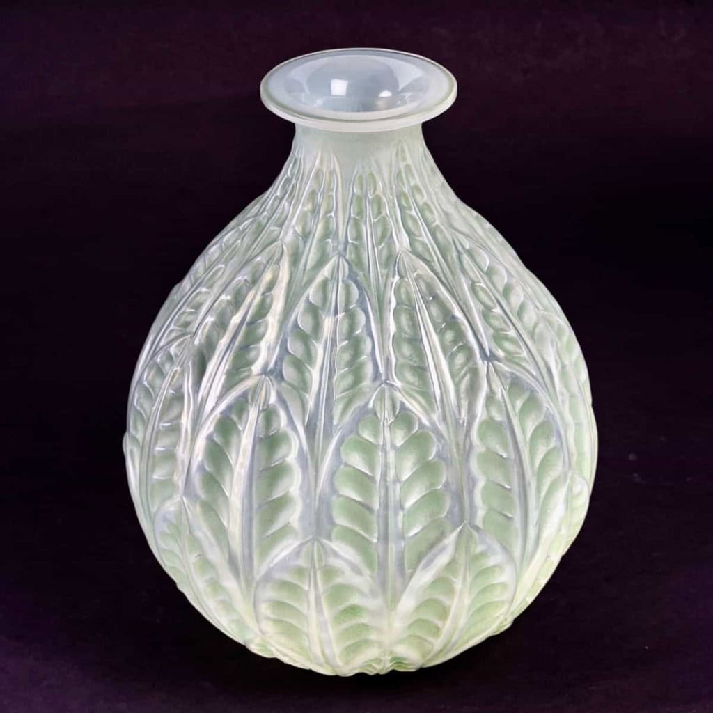 Vase « Malesherbes » verre opalescent double couche patiné vert de René LALIQUE | Biron Vase "Malesherbes" verre opalescent double couche patiné vert de René LALIQUE
