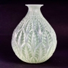 Vase « Malesherbes » verre opalescent double couche patiné vert de René LALIQUE | Biron Vase "Malesherbes" verre opalescent double couche patiné vert de René LALIQUE