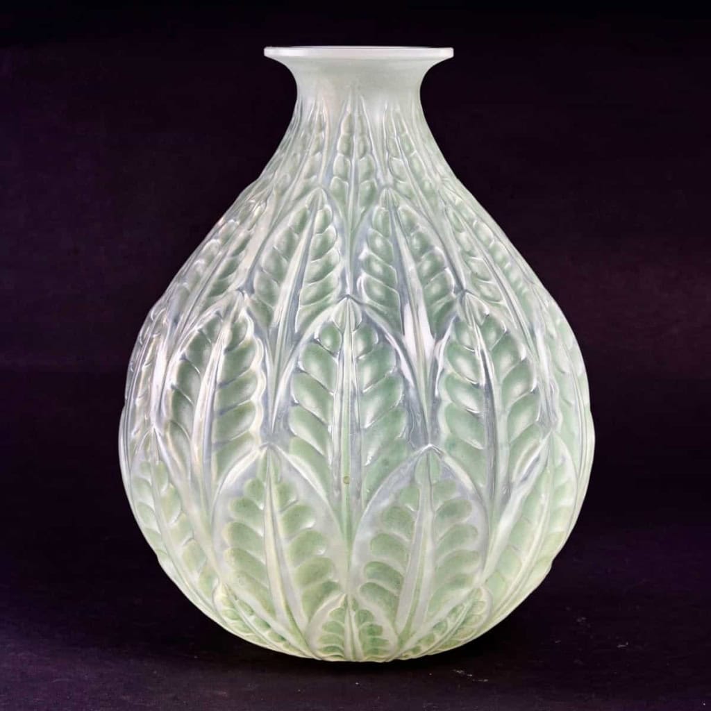 Vase « Malesherbes » verre opalescent double couche patiné vert de René LALIQUE | Biron Vase "Malesherbes" verre opalescent double couche patiné vert de René LALIQUE